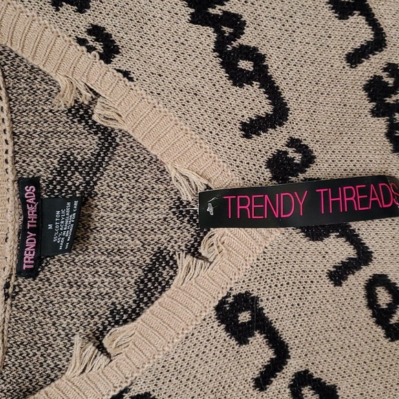 NWT Trendy Threads Distressed " Love and Love" Oversized Sweater Size M - Picture 6 of 8